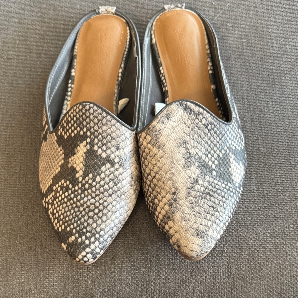 Universal Thread Gray Snakeskin Mules